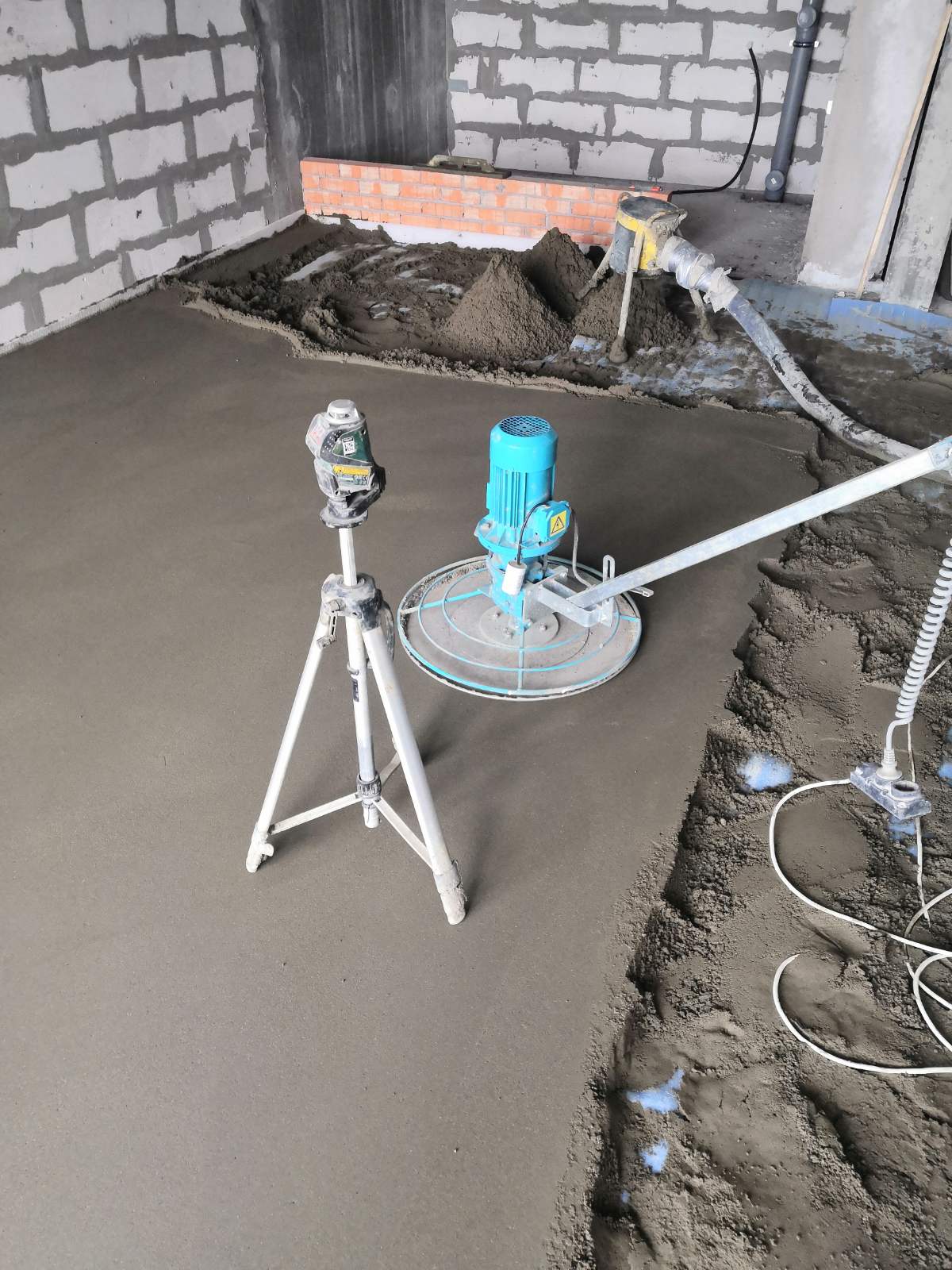 Стяжка пола в офисном помещении